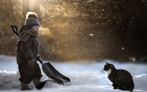 foto-jongen-met-sneeuwschep-en-kat-in-de-sneeuw-hd-winter-bureaub