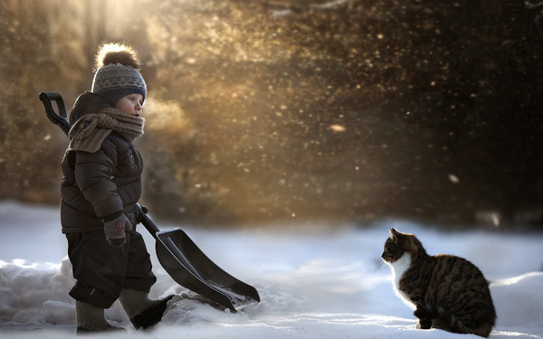 foto-jongen-met-sneeuwschep-en-kat-in-de-sneeuw-hd-winter-bureaub
