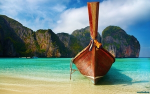 boat-on-exotic-beach-1280x800