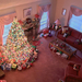 foto-van-een-huiskamer-tijdens-de-kerst-met-kerstboom-en-cadeautj