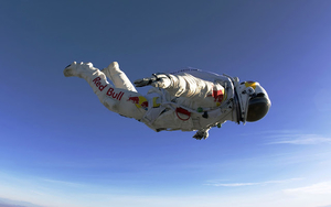 foto-van-skydiver-felix baumgartner-bezig-met-zijn-snelheidsrecor