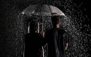 man-en-vrouw-onder-een-paraplu-in-de-regen-hd-regen-achtergrond