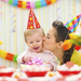 verjaardag-achtergrond-met-moeder-en-kind-met-feesthoedje-op-het-