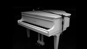 zwarte-achtergrond-met-een-witte-piano