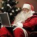 de-kerstman-met-een-laptop-op-schoot-hd-kerst-achtergrond