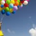 foto-van-een-vrouw-met-een-grote-tros-ballonnen