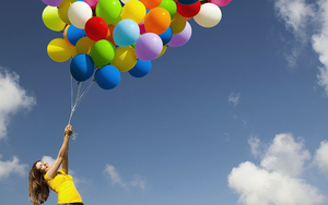 foto-van-een-vrouw-met-een-grote-tros-ballonnen