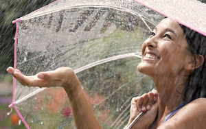 foto-van-een-vrouw-met-paraplu-in-de-regen-hd-regen-achtergrond