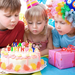 foto-van-kinderen-op-een-verjaardagsfeestje-met-taart-en-cadeautj