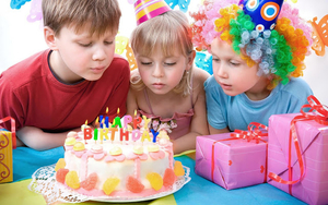 foto-van-kinderen-op-een-verjaardagsfeestje-met-taart-en-cadeautj