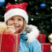 kind-met-kerstmuts-en-cadeautje-hd-kerst-achtergrond