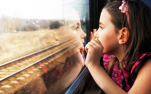 achtergrond-met-een-meisje-in-een-trein