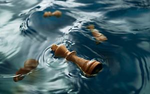 achtergrond-met-houten-schaakstukken-in-het-water