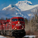 foto-van-een-rode-trein-met-bergen-en-sneeuw-hd-trein-wallpaper
