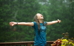 wallpaper-met-een-vrouw-in-de-regen