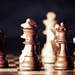 schaakstukken-van-hout-op-een-schaakbord-hd-schaken-achtergrond