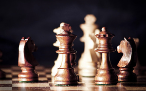 schaakstukken-van-hout-op-een-schaakbord-hd-schaken-achtergrond
