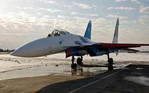 vliegtuig-wallpaper-met-een-russische-sukhoi-su-27-gevechtsvliegt