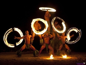 fire-dancers-moorea-french-polynesia_794932762