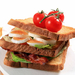foto-van-een-broodje-gezond-met-ei-tomaat-sla-en-bacon