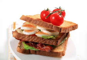 foto-van-een-broodje-gezond-met-ei-tomaat-sla-en-bacon