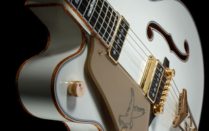 foto-van-een-witte-gitaar-met-goud-hd-gitaren-wallpaper