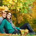 man-en-vrouw-spelen-met-herfstbladeren-hd-herfst-achtergrond