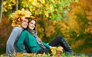 man-en-vrouw-spelen-met-herfstbladeren-hd-herfst-achtergrond