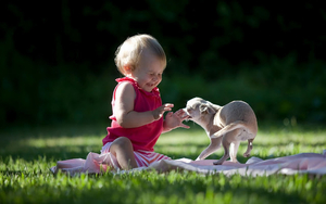 foto-van-een-kind-en-een-hond-op-het-gras-hd-kinderen-achtergrond
