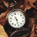 hd-herfst-wallpaper-met-een-oud-horloge-tussen-de-herfstbladeren-