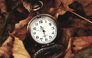 hd-herfst-wallpaper-met-een-oud-horloge-tussen-de-herfstbladeren-