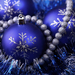 kerst-wallpaper-met-mooie-blauwe-kerstballen-en-een-kralenketting