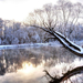 winter-achtergrond-van-een-bevroren-kanaal-met-veel-bomen-aan-de-