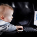hd-baby-achtergrond-met-een-baby-en-een-laptop-hd-baby-wallpaper-