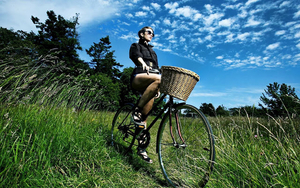 hd-vrouwen-wallpaper-met-een-vrouw-op-een-fiets-hd-fiets-achtergr