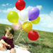 hd-achtergrond-met-een-kind-met-gekleurde-ballonnen-in-zijn-hand-