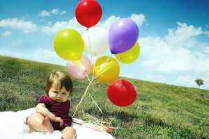 hd-achtergrond-met-een-kind-met-gekleurde-ballonnen-in-zijn-hand-