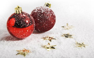 hd-kerst-wallpaper-met-sneeuw-gouden-sterretjes-en-twee-rode-kers