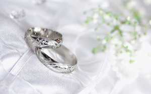 hd-ringen-achtergrond-met-twee-prachtige-zilveren-trouwringen-wal