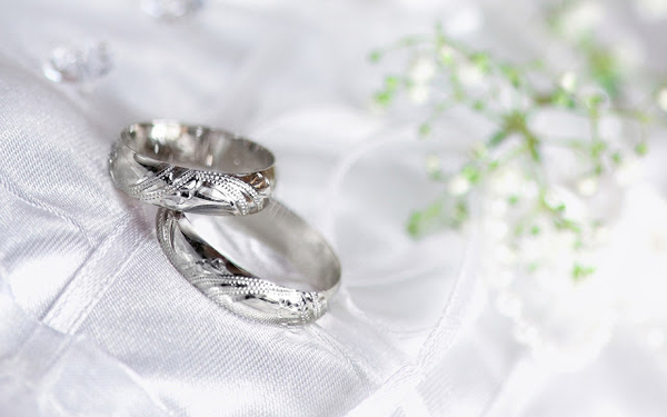 hd-ringen-achtergrond-met-twee-prachtige-zilveren-trouwringen-wal