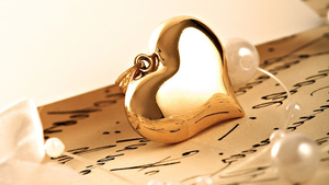 hd-liefde-achtergrond-met-gouden-hangertje-in-de-vorm-van-een-har