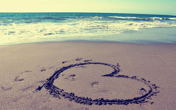 hd-liefde-achtergrond-met-een-liefdes-hartje-getekend-in-het-zand