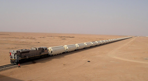 hd-treinen-achtergrond-met-een-lange-trein-in-de-woestijn-wallpap