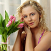 hd-vrouwen-achtergrond-en-een-vaas-met-mooie-bloemen-wallpaper-fo