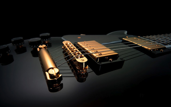 hd-zwarte-gitaar-achtergrond-met-goud-hd-gitaar-wallpaper