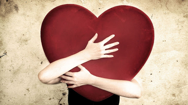 hd-liefde-wallpaper-met-een-man-of-vrouw-met-een-groot-rood-hart-