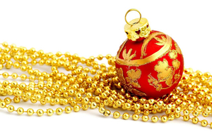 hd-kerst-wallpaper-met-rode-kerstbal-en-gouden-kettingen-hd-kerst