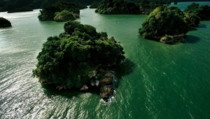 hd-wallpaper-with-small-island-in-green-water