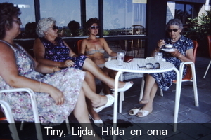 Tiny, Lijda, Hilda Vervoorn en oma Nederlof. (1982)