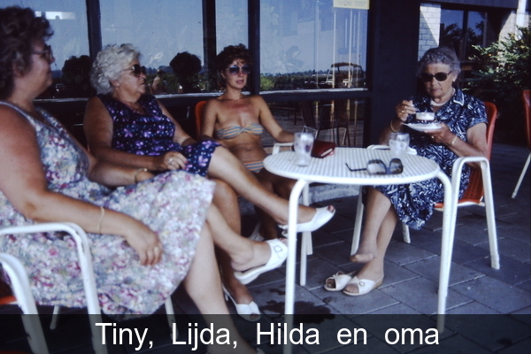 Tiny, Lijda, Hilda Vervoorn en oma Nederlof. (1982)